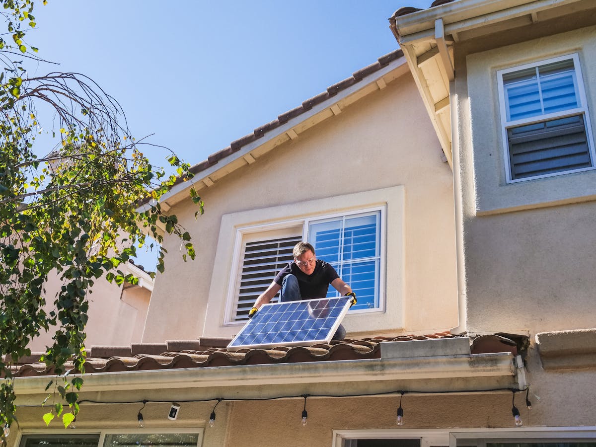Zonnepanelen op dak: panelen in zonlicht